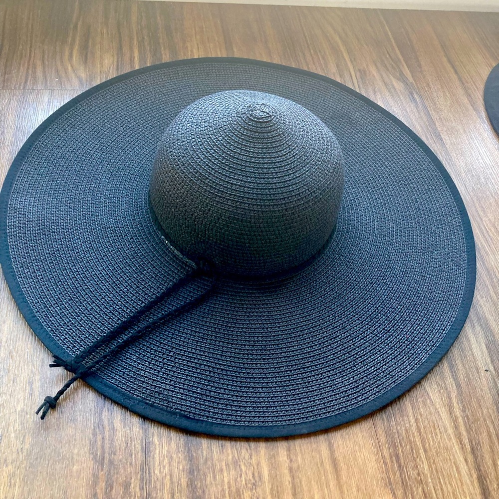 Black floppy sun hat